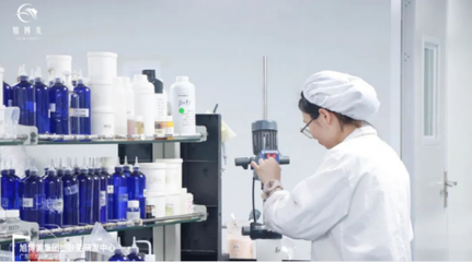 旭博美集團(tuán)創(chuàng)始人蘇旭與品牌廣告閃耀亮相貴陽(yáng)北站